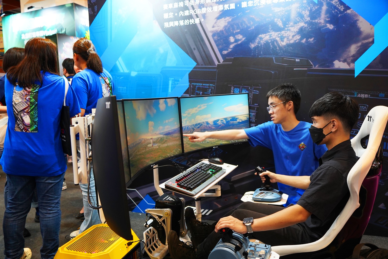 「新北電競 POWER UP」展館特別設計互動式體驗活動,只要民眾完成企業及學校攤位體驗,集滿各一枚印章,並填寫問卷及按讚指定粉絲專頁,即可參加「集章闖關 扭出好禮」活動